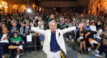 Civitanova, Pupo canta i suoi successi e racconta la sua vita accolto da un pubblico entusiasta