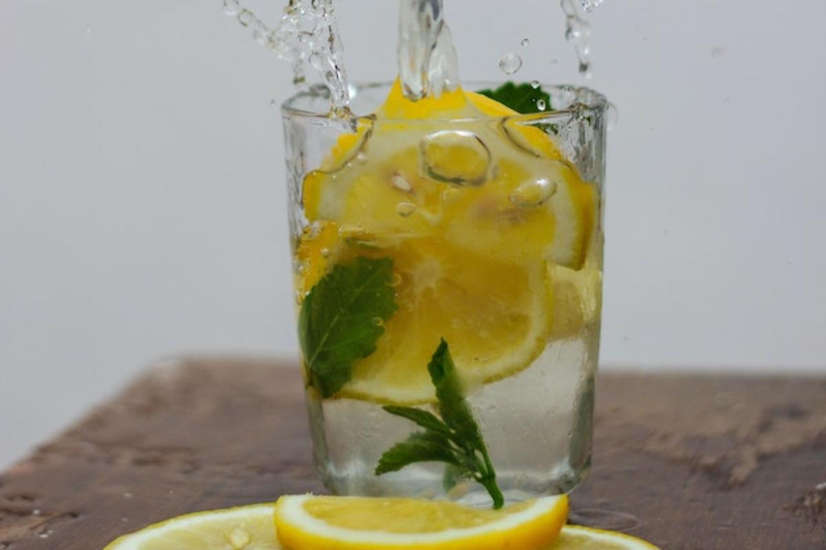 Acqua calda e limone al mattino