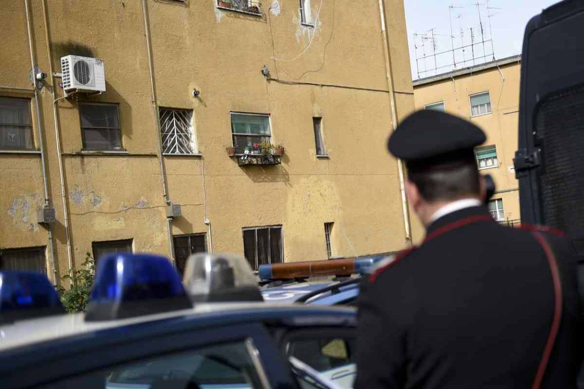 Roma uomo trovato morto porticato