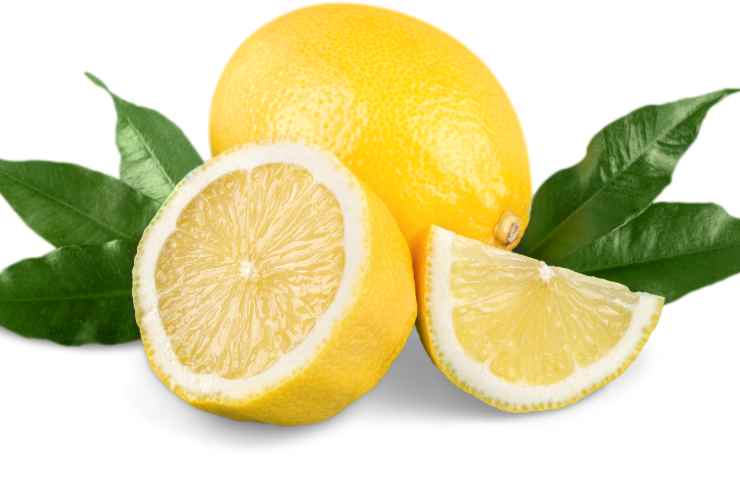 Acqua calda e limone al mattino