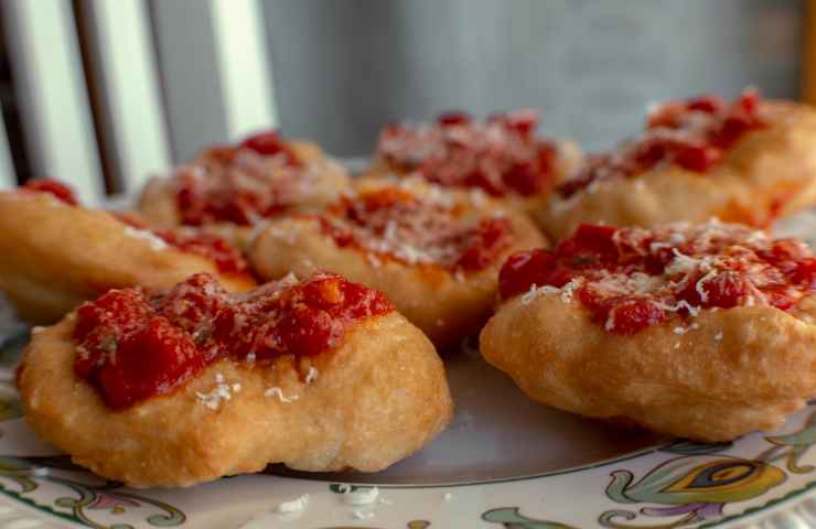 Pizza fritta napoletana