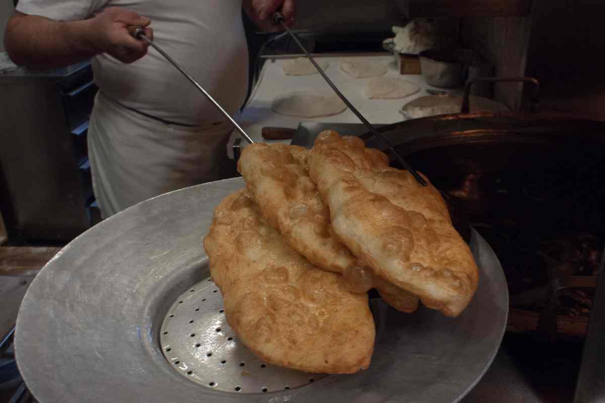 Pizza fritta napoletana