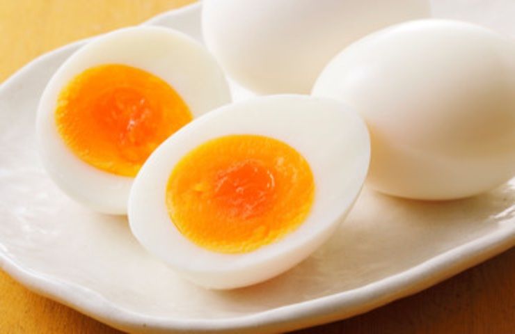 Tecnica per aprire uova sode
