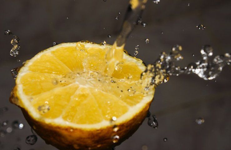 Acqua calda e limone al mattino