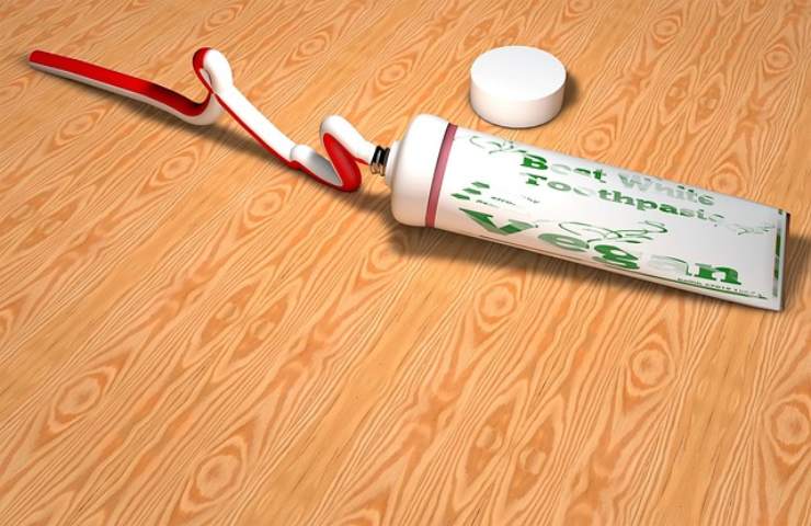 dentifricio macchie nelle posate trucco x renderle lucide