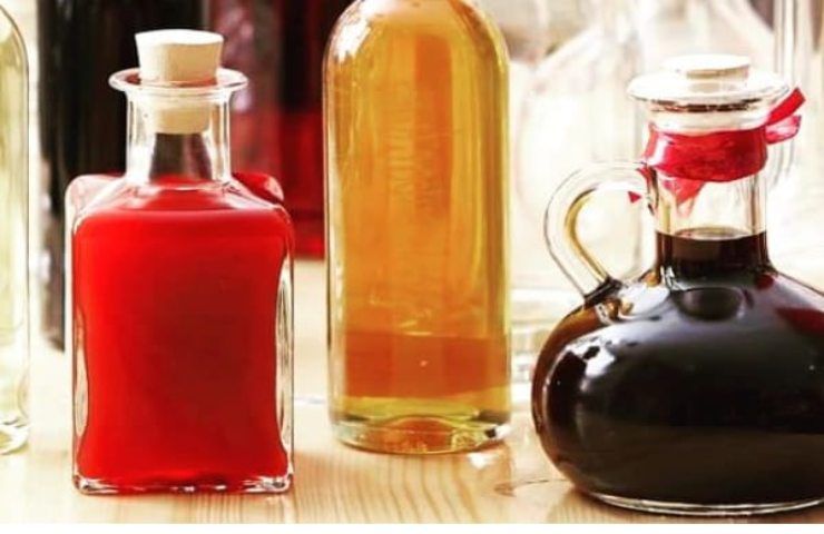 Mescola l'aceto con il lievito e aspetta pochi minuti