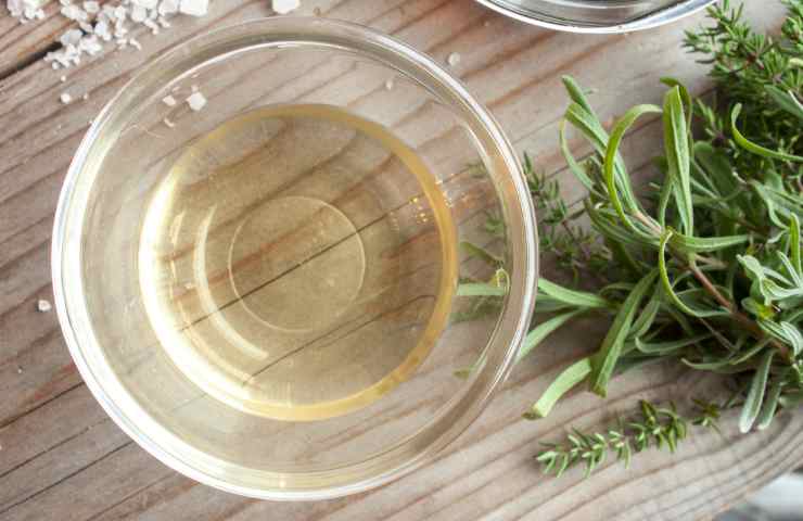 Battiscopa casa pulire metodo aceto olio d'oliva