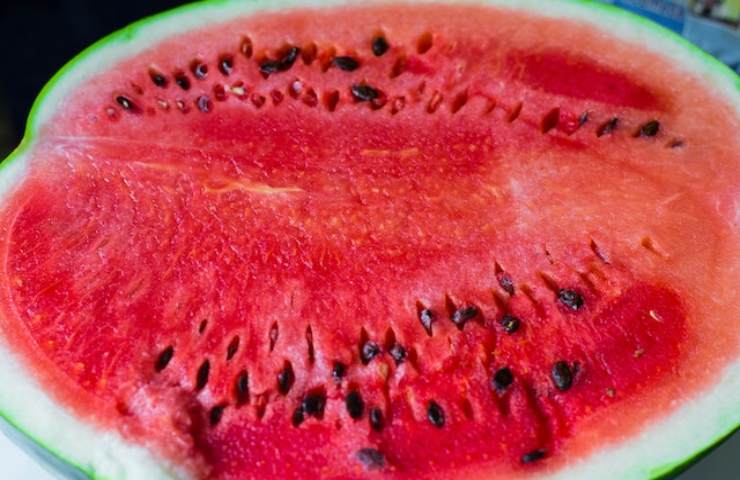 Cosa succede se mangi i semini dell'anguria