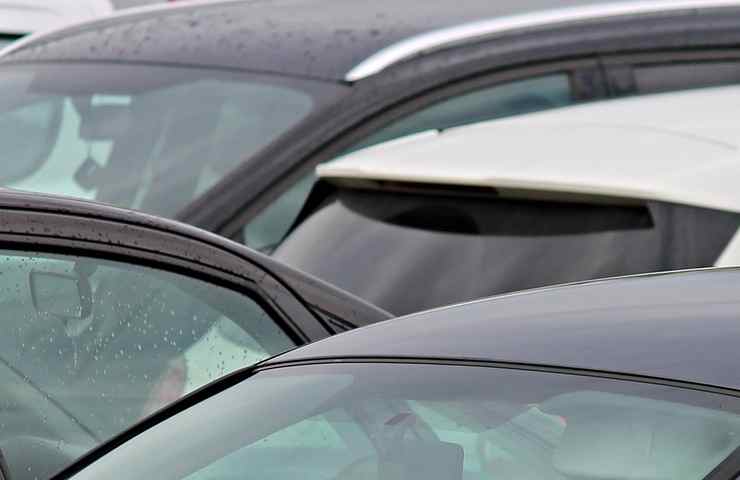 Parcheggio auto tenere posto piedi legale