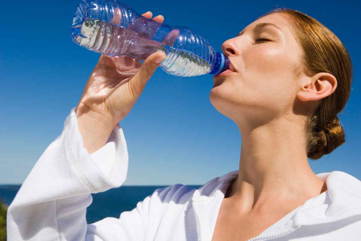 Bere acqua scaduta