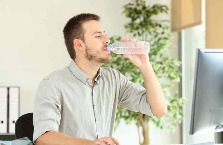 Bere acqua scaduta