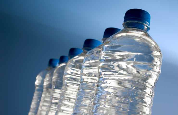 Bere acqua scaduta