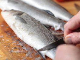 Conviene lavare il pesce?