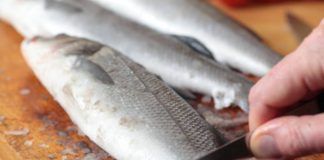 Conviene lavare il pesce?
