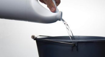 Macchie di candeggina sui vestiti, come rimuoverle velocemente: trucchetto impensabile