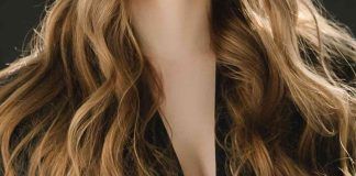 Capelli mossi usando l'asciugamano