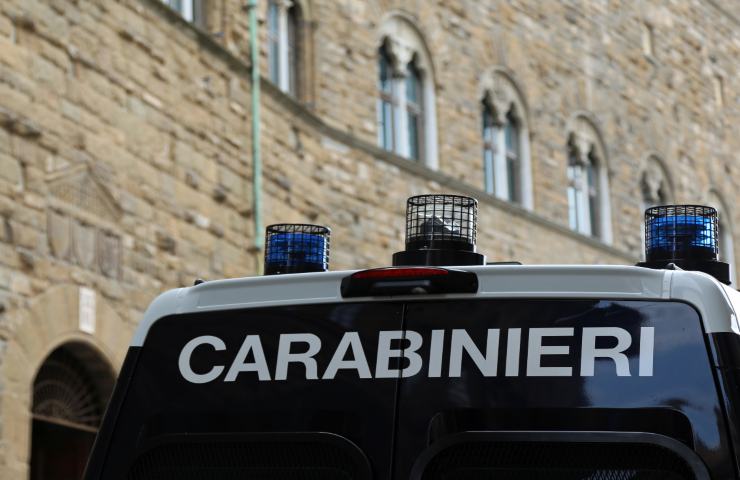 Paese uomo uccide fratello cognata casa