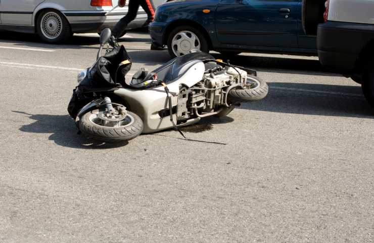 Napoli incidente scooter morta ragazza 25 anni