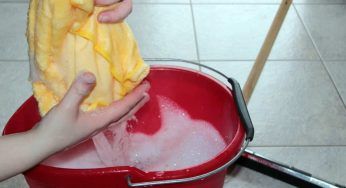 Fughe nere nel pavimento? Ecco il trucchetto per sbiancarle in un minuto