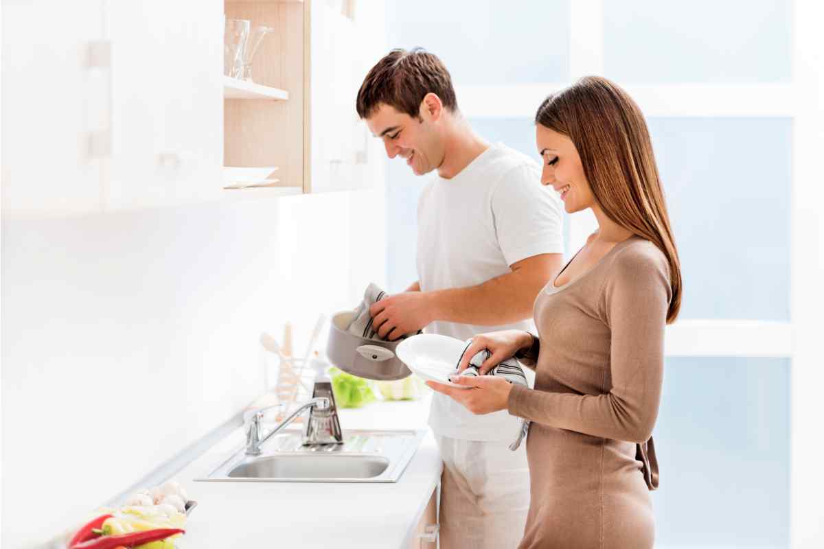 Lavare piatti: meglio a mano o in lavastoviglie