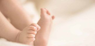 Nichelino morto neonato soffocato letto