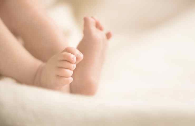 Nichelino morto neonato soffocato letto