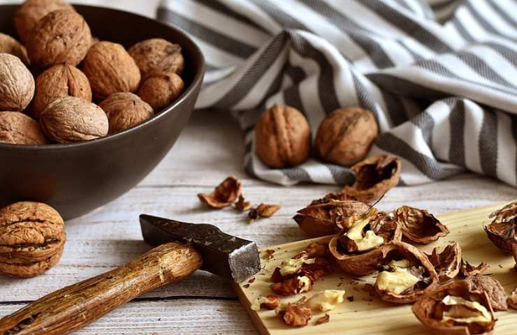 mangi le noci tutti i giorni: gli effetti sull'organismo