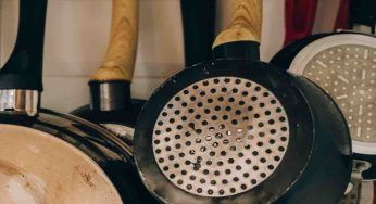 Padelle incrostate, come pulirle senza il minimo sforzo: il trucco è geniale