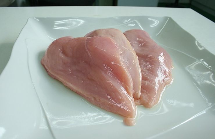 Non lavare mai il pollo prima di cucinare