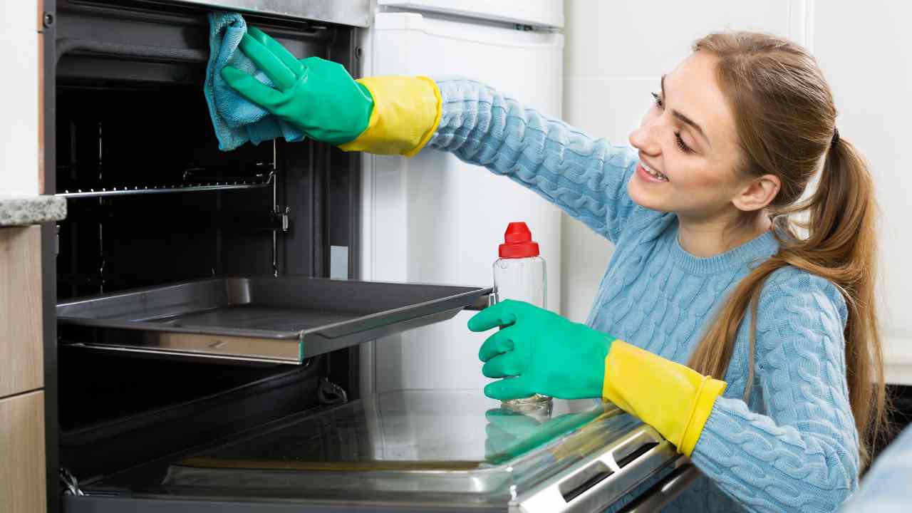 Pulire il forno in 5 minuti