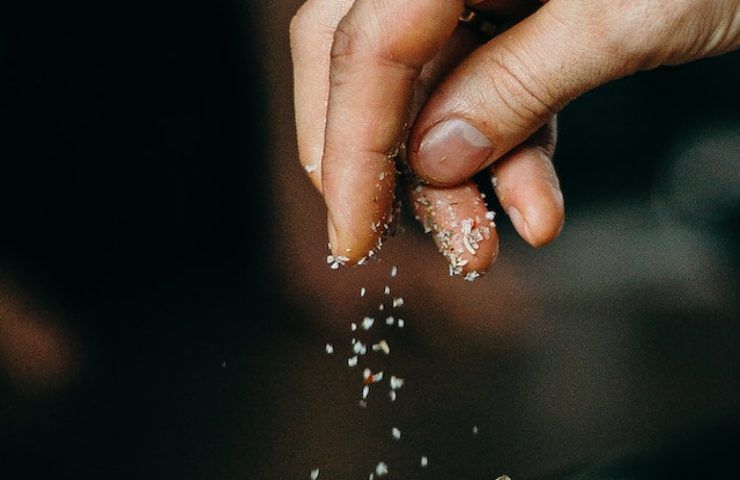 Sale nell'acqua della pasta