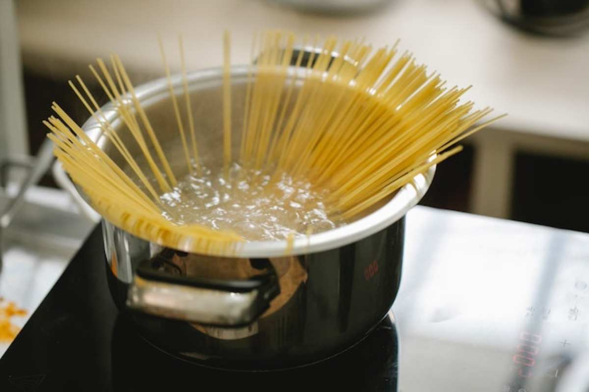 Sale nell'acqua della pasta
