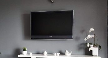 Come pulire lo schermo del televisore: addio aloni, metodo efficace