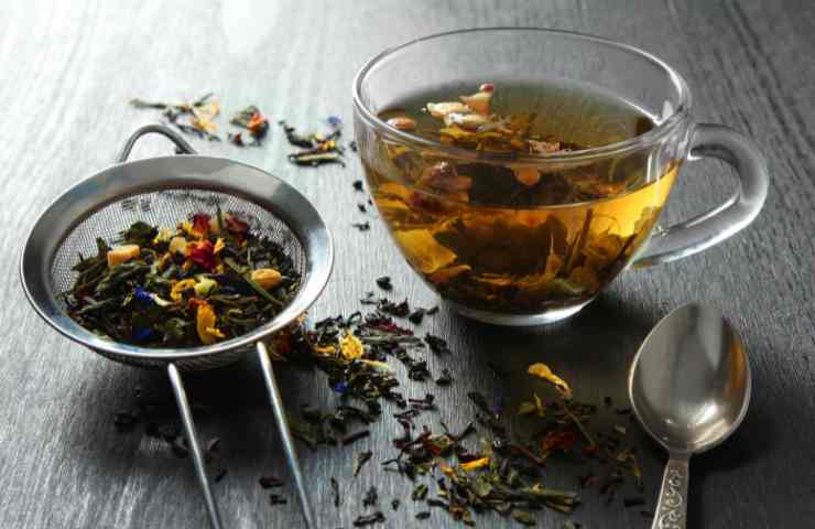 Sgonfia la pancia e favorisce il sonno: prova questa ricetta per una fantastica tisana