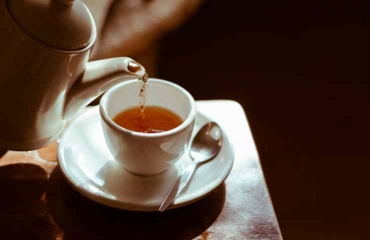 Sgonfia la pancia e favorisce il sonno: prova questa ricetta per una fantastica tisana