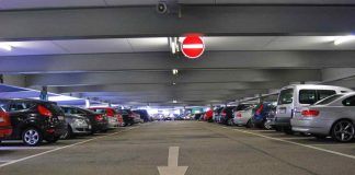 Parcheggio auto tenere posto piedi legale