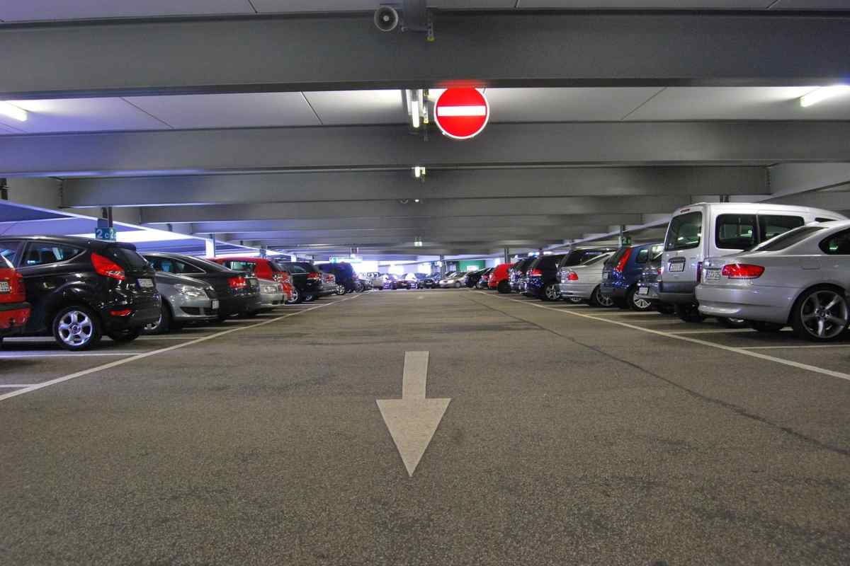 Parcheggio auto tenere posto piedi legale