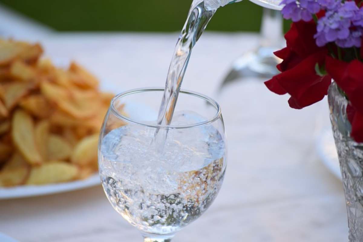 Bere acqua durante i pasti