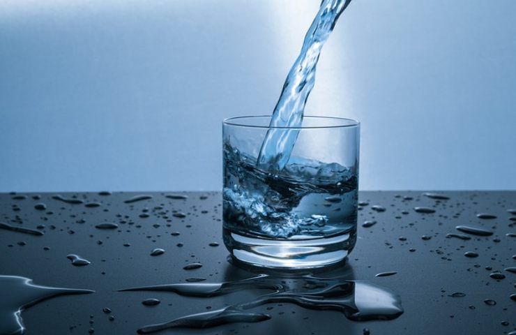 Bere acqua durante i pasti