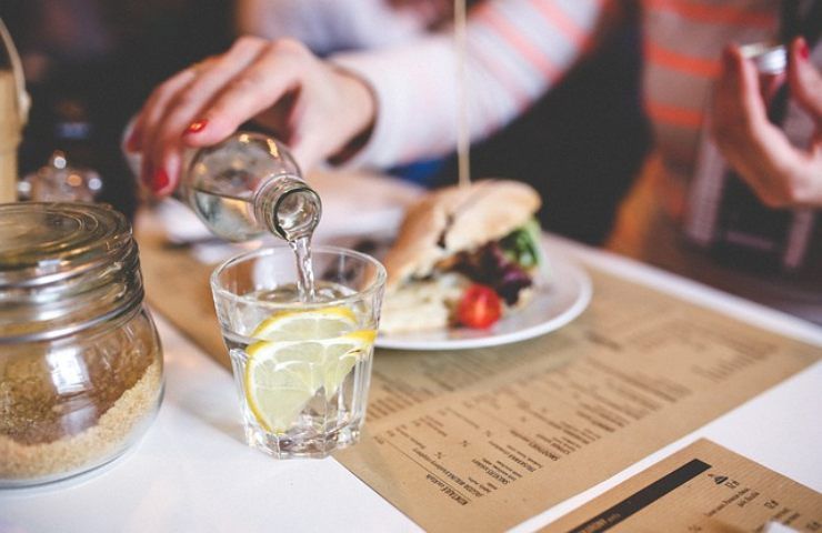 Bere acqua durante i pasti