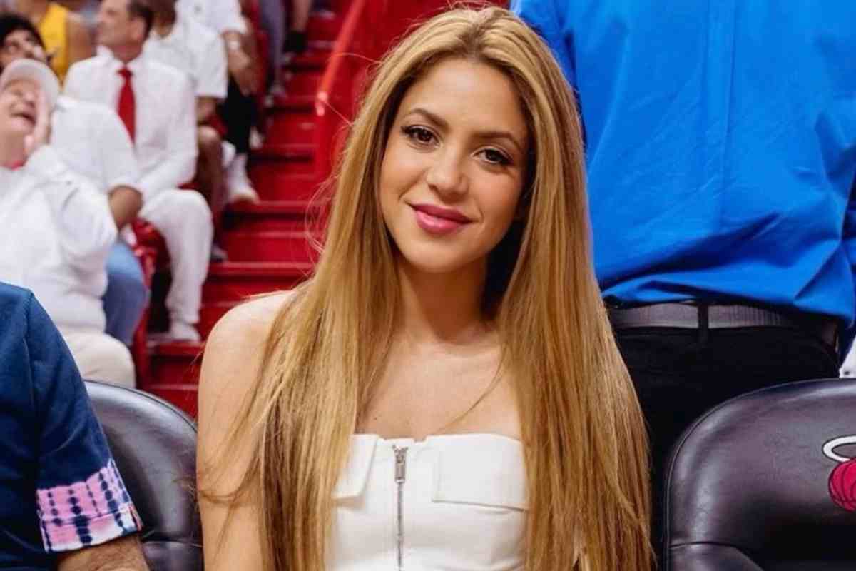 Shakira tradita da Lewis Hamilton