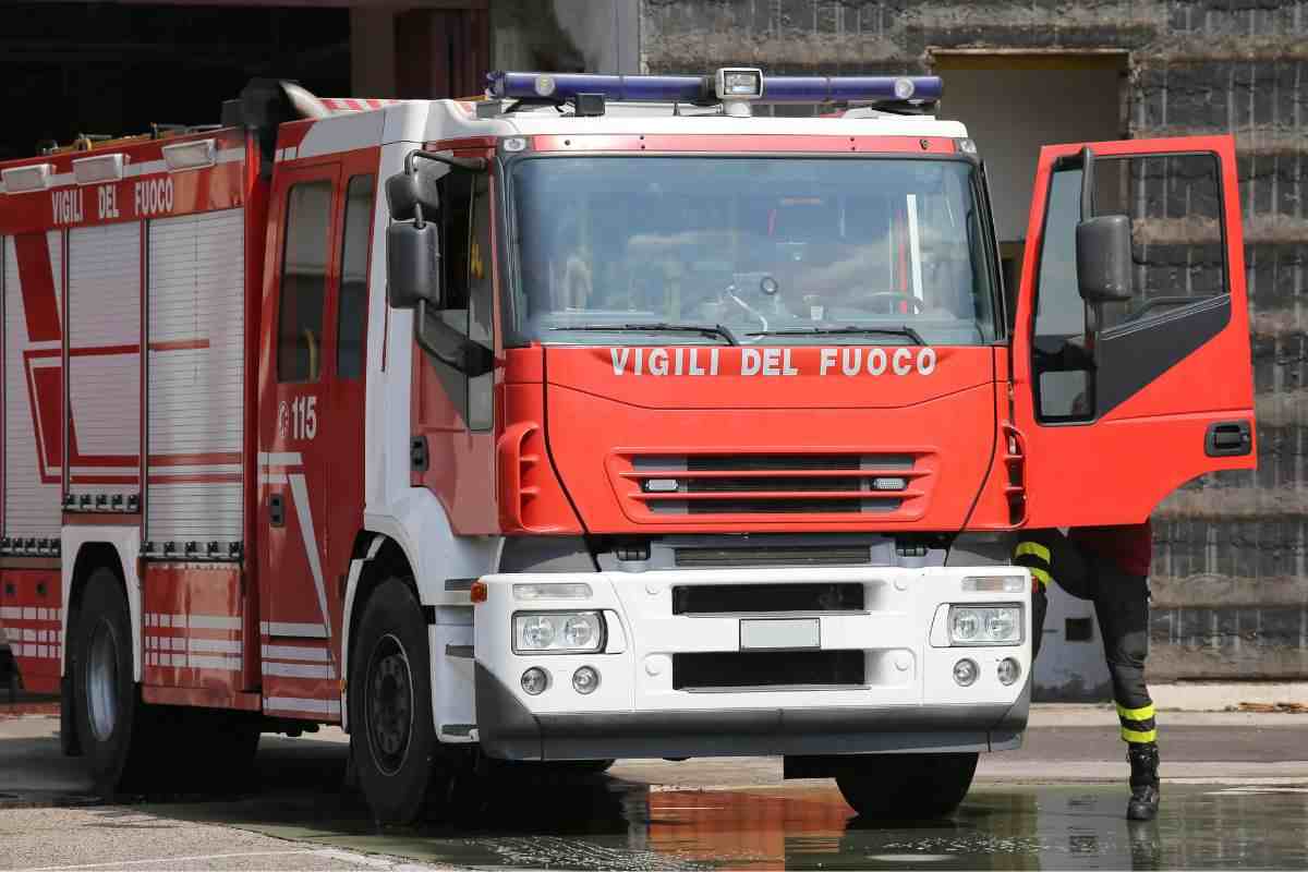 Roma incendio palazzo un morto 17 feriti