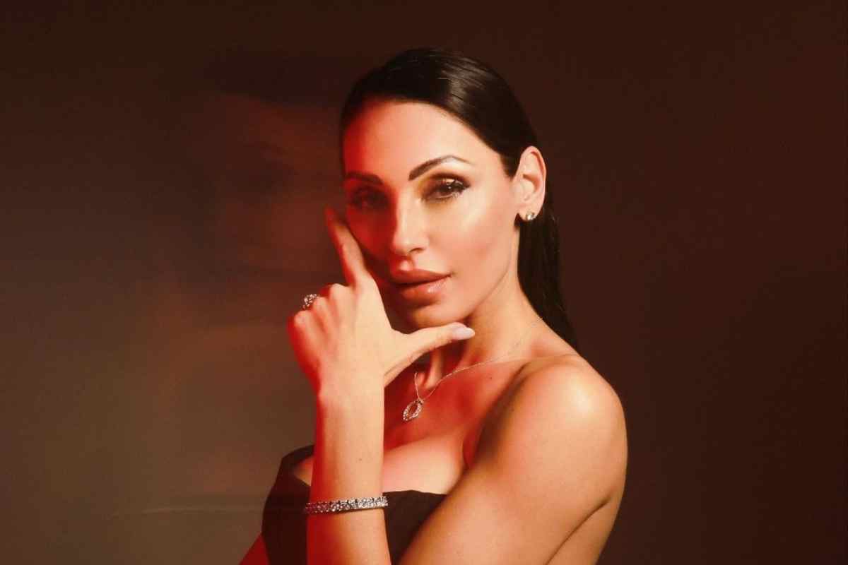 Anna Tatangelo scollatura esagerata