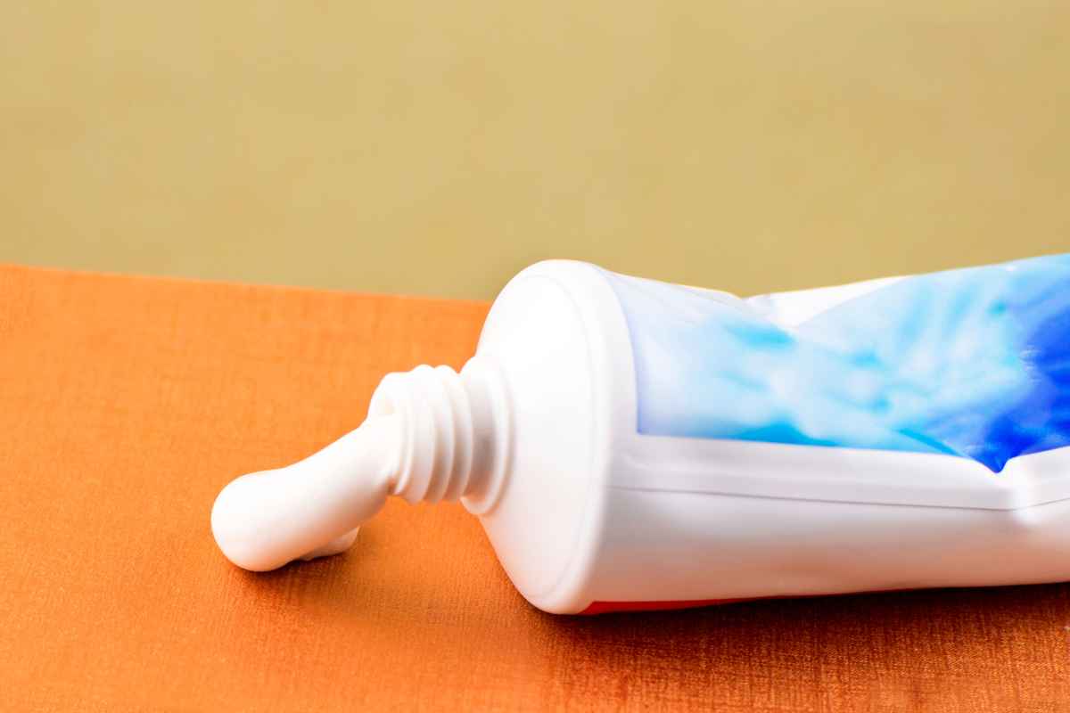 Dentifricio pulizie domestiche metodi