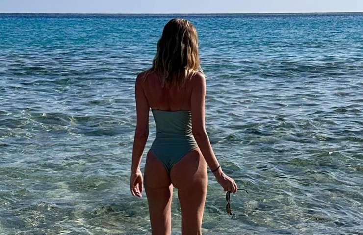 Alessia Marcuzzi fondoschiena spiaggia