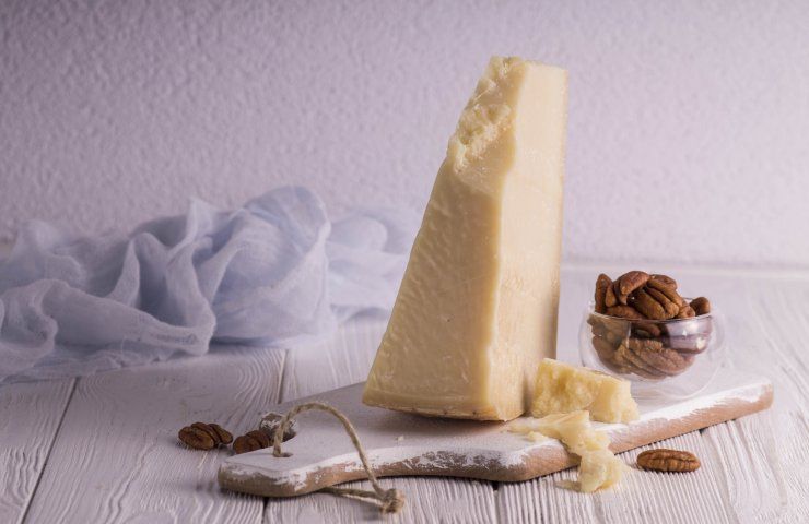 Pezzo di Parmigiano fresco grattuggiare