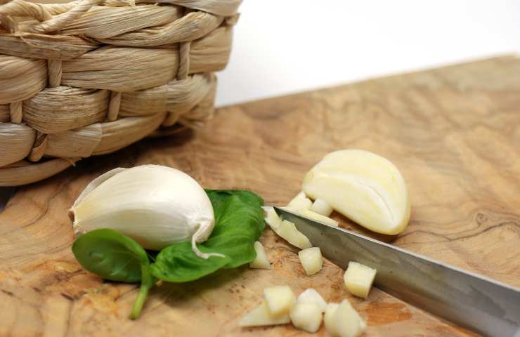 Come togliere puzza aglio dalle mani