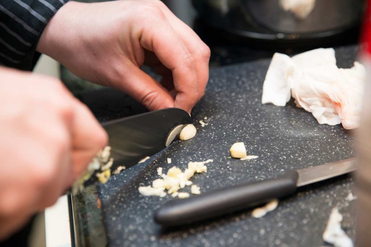 Come togliere puzza aglio dalle mani