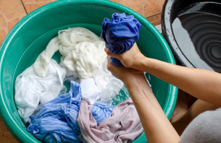 Metodi per lavare vestiti a mano