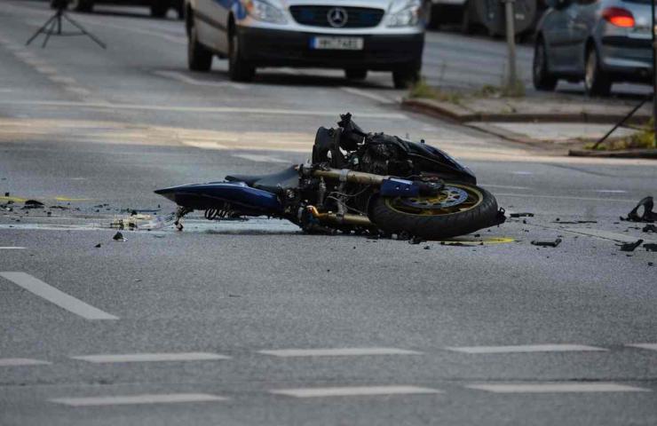 Frattocchie incidente moto morto 54enne